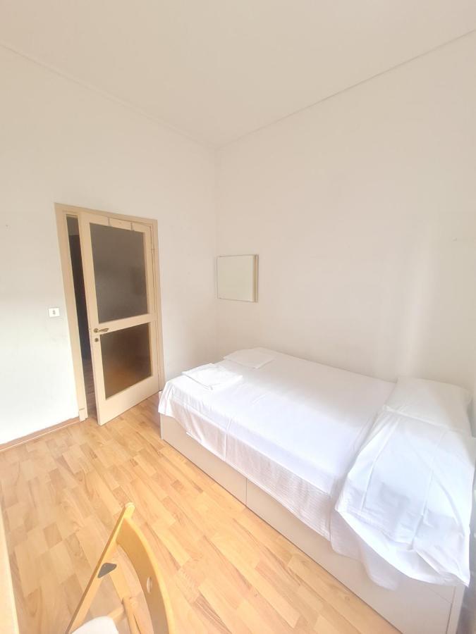 Santa Maria Valle Apartment Milan Bagian luar foto